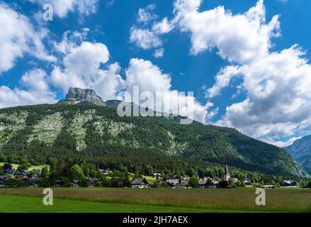 Splendida vista panoramica idilliaca della città di Altaussee con la vetta Loser sullo sfondo in una giornata estiva soleggiata con la nuvola blu del cielo, Stiria, Austria Foto Stock