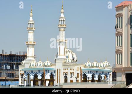 Una bella moschea bianca e blu con cupole multiple e minareti contro il cielo blu estivo, un luogo per i musulmani per compiere la loro preghiera ad Allah AS Foto Stock