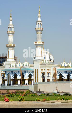 Una bella moschea bianca e blu con cupole multiple e minareti contro il cielo blu estivo, un luogo per i musulmani per compiere la loro preghiera ad Allah AS Foto Stock