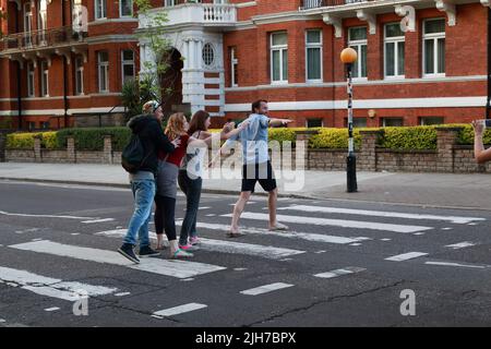 LONDRA, GRAN BRETAGNA - 17 MAGGIO 2014: Quattro giovani non identificati attraversano Abbey Road sul famoso incrocio, sul quale la foto più famosa della BE Foto Stock