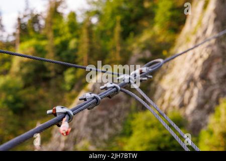 Robusto cavo in metallo affidabile con fissaggio di collegamento con bulloni e dadi di diverse dimensioni, all'aperto Foto Stock