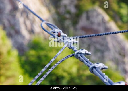 Robusto cavo in metallo affidabile con fissaggio di collegamento con bulloni e dadi di diverse dimensioni, all'aperto Foto Stock