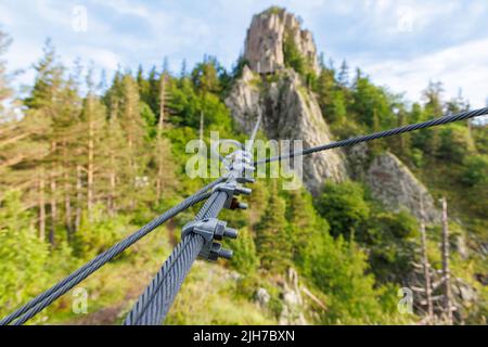 Robusto cavo in metallo affidabile con fissaggio di collegamento con bulloni e dadi di diverse dimensioni, all'aperto Foto Stock