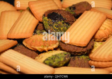 Biscotti arabi tradizionali per celebrare le vacanze islamiche di El-Fitr festa, egiziano Eid biscotti e petit Four (mignardises) ripieni di marmellata A. Foto Stock