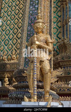 Un Yaksha, un demone custodendo il Phra Mondop library in Wat Phra Kaew complesso a Bangkok, in Thailandia Foto Stock