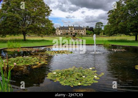 Stagni ornamentali sul Great Lawn nella proprietà di Dyffryn House di grado II, nr Cardiff, Glamorgan, Galles, Regno Unito Foto Stock