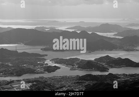 La costa panoramica del mare interno di Seto, a est di Hiroshima JP Foto Stock