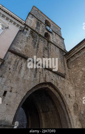 Isernia, Molise. La Cattedrale di San Pietro Apostolo è il più importante edificio cattolico della città di Isernia, la chiesa madre della Diocesi o Foto Stock