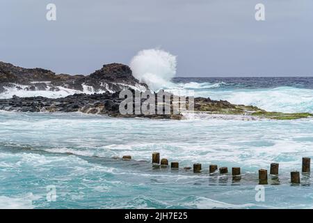 Grande onda che si infrangono contro le rocce sulla costa di Gran Canaria, Spagna. Europa. Foto Stock