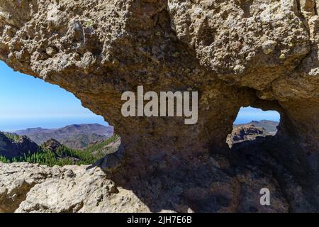 Formazione di pietra erosa dal vento nel parco nazionale Roque Nublo sull'isola delle Canarie di Gran Canaria. Spagna Foto Stock