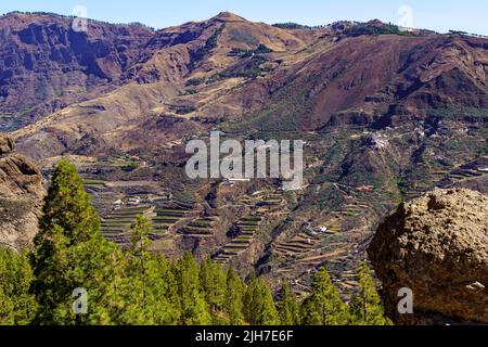 Enorme montagna sull'isola di Gran Canaria con case e strade sul suo ripido pendio. Isole Canarie. Foto Stock