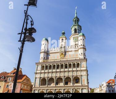 Poznan Town House con i suoi orologi speciali sullo Stary Rynek - la piazza del vecchio mercato a Poznan, Polonia Foto Stock