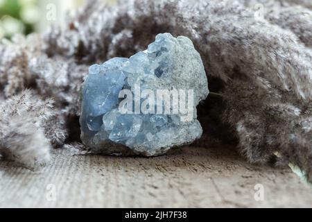 Celestine blu o Celestite pietra minerale da vicino su sfondo di legno. Gemme naturali curative per la raccolta o la terapia spirituale. Foto Stock