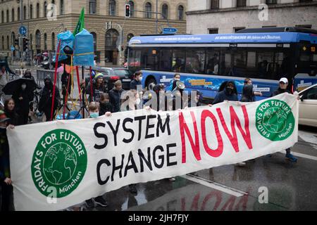 Monaco di Baviera, Germania. 01st luglio 2022. Il 1st luglio 2022 circa 60 persone si sono radunate a Monaco di Baviera, in Germania, con FFF per protestare contro la giustizia climatica. (Foto di Alexander Pohl/Sipa USA) Credit: Sipa USA/Alamy Live News Foto Stock