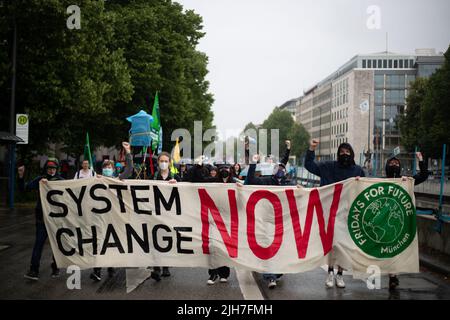 Monaco di Baviera, Germania. 01st luglio 2022. Il 1st luglio 2022 circa 60 persone si sono radunate a Monaco di Baviera, in Germania, con FFF per protestare contro la giustizia climatica. (Foto di Alexander Pohl/Sipa USA) Credit: Sipa USA/Alamy Live News Foto Stock