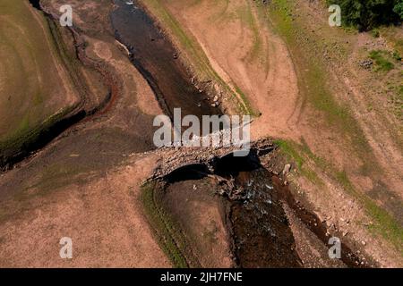 MERTHYR TYDFIL, GALLES - LUGLIO 16: Una vista aerea di un ponte scoperto normalmente sottomarino al serbatoio di Llwyn-on, il più grande dei tre serbatoi Foto Stock
