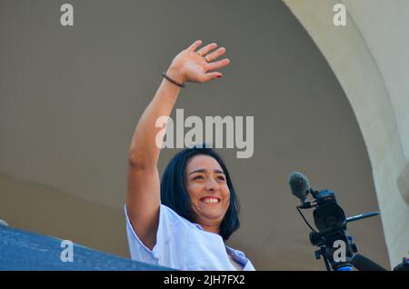 Tunisi, Tunisia. 15th luglio 2022. Tunisi, Tunisia. 15 luglio 2022. Il giocatore di tennis Ons Jabeur è acclamato e acclamato dai fan del teatro municipale di Tunisi. ONS Jabeur è tornato di recente in Tunisia dopo essere arrivato secondo al Grand Slam femminile single a Wimbledon e per poco scomparso per aver vinto il suo primo Grand Slam (Credit Image: © Hasan Mrad/IMAGESLIVE via ZUMA Press Wire) Foto Stock