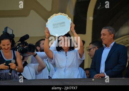 Tunisi, Tunisia. 15th luglio 2022. Tunisi, Tunisia. 15 luglio 2022. Il giocatore di tennis Ons Jabeur è acclamato e acclamato dai fan del teatro municipale di Tunisi. ONS Jabeur è tornato di recente in Tunisia dopo essere arrivato secondo al Grand Slam femminile single a Wimbledon e per poco scomparso per aver vinto il suo primo Grand Slam (Credit Image: © Hasan Mrad/IMAGESLIVE via ZUMA Press Wire) Foto Stock