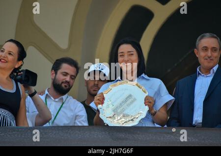 Tunisi, Tunisia. 15th luglio 2022. Tunisi, Tunisia. 15 luglio 2022. Il giocatore di tennis Ons Jabeur è acclamato e acclamato dai fan del teatro municipale di Tunisi. ONS Jabeur è tornato di recente in Tunisia dopo essere arrivato secondo al Grand Slam femminile single a Wimbledon e per poco scomparso per aver vinto il suo primo Grand Slam (Credit Image: © Hasan Mrad/IMAGESLIVE via ZUMA Press Wire) Foto Stock