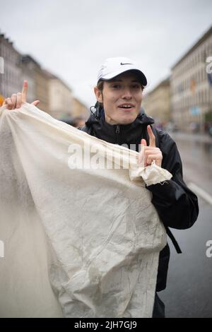 Monaco di Baviera, Germania. 01st luglio 2022. Il 1st luglio 2022 circa 60 persone si sono radunate a Monaco di Baviera, in Germania, con FFF per protestare contro la giustizia climatica. (Foto di Alexander Pohl/Sipa USA) Credit: Sipa USA/Alamy Live News Foto Stock