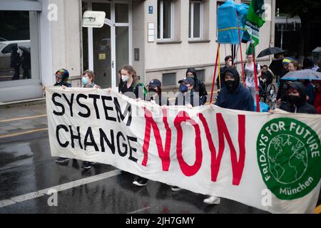 Monaco di Baviera, Germania. 01st luglio 2022. Il 1st luglio 2022 circa 60 persone si sono radunate a Monaco di Baviera, in Germania, con FFF per protestare contro la giustizia climatica. (Foto di Alexander Pohl/Sipa USA) Credit: Sipa USA/Alamy Live News Foto Stock