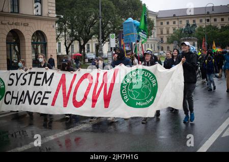 Monaco di Baviera, Germania. 01st luglio 2022. Il 1st luglio 2022 circa 60 persone si sono radunate a Monaco di Baviera, in Germania, con FFF per protestare contro la giustizia climatica. (Foto di Alexander Pohl/Sipa USA) Credit: Sipa USA/Alamy Live News Foto Stock