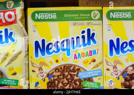 Tyumen, Russia-03 maggio 2022: Cioccolato Nesquik. Nequik è di proprietà della società svizzera Nestle Foto Stock