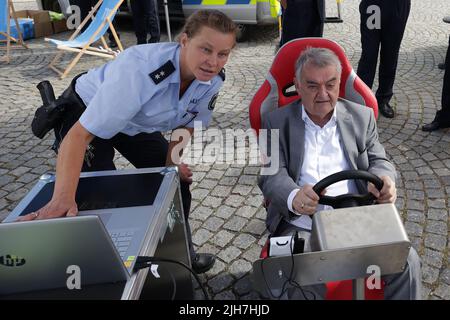 Ratingen, Germania. 16th luglio 2022. Herbert Reul (CDU), ministro degli interni della Renania settentrionale-Vestfalia, mette alla prova le sue abilità di guida su un simulatore di guida presso l'area di servizio di Hösel. Come parte dei controlli di traffico a livello statale il Sabato, Reul ottiene un'impressione della situazione sulle autobahns. Credit: David Young/dpa/Alamy Live News Foto Stock