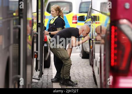 Ratingen, Germania. 16th luglio 2022. Gli agenti di polizia controllano due pullman presso l'area di servizio Hösel sulla superstrada A3 vicino Ratingen. La polizia utilizza il punto intermedio delle vacanze estive come opportunità per controlli sul traffico a livello nazionale. Credit: David Young/dpa/Alamy Live News Foto Stock