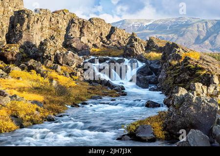 Drekkingarhylur sul fiume Oxara, Parco Nazionale di Thingvellir nel sud dell'Islanda. Situato sul Mid-Atlantic Ocean Rift, il parco è un patrimonio mondiale si Foto Stock