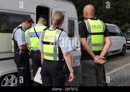 Ratingen, Germania. 16th luglio 2022. Gli agenti di polizia controllano una roulotte presso l'area di servizio di Hösel sull'autobahn A3. La polizia utilizza il punto intermedio delle vacanze estive come opportunità per controlli sul traffico a livello nazionale. Credit: David Young/dpa/Alamy Live News Foto Stock