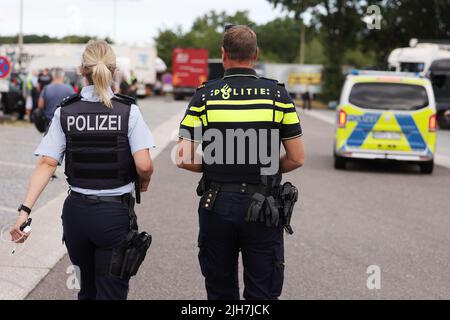 Ratingen, Germania. 16th luglio 2022. Un poliziotto femminile e un poliziotto olandese attraversano l'area di servizio di Hösel sull'autobahn del A3. La polizia sta utilizzando il punto intermedio delle vacanze estive come opportunità per controlli sul traffico a livello nazionale. Credit: David Young/dpa/Alamy Live News Foto Stock