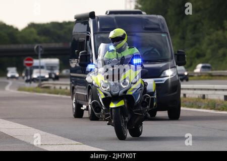 Ratingen, Germania. 16th luglio 2022. Un motociclista della polizia dirige un camper dalla superstrada A3 vicino Ratingen all'area di servizio di Hösel per l'ispezione. La polizia utilizza il punto intermedio delle vacanze estive come opportunità per controlli sul traffico a livello nazionale. Credit: David Young/dpa/Alamy Live News Foto Stock