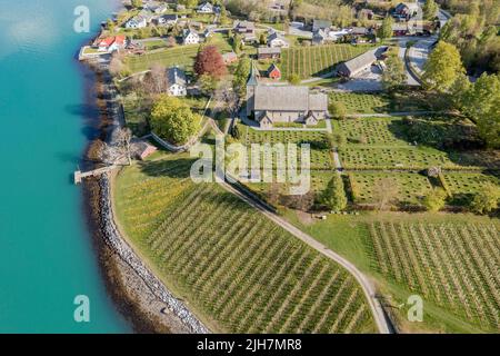 Veduta aerea della chiesa e dei frutteti di mele, Ullensvang vicino Lofthus, Hardangerfjord, Norvegia Foto Stock