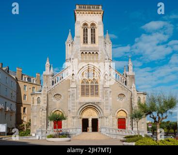 Una vista della facciata principale della Chiesa di Sainte-Eugenie a Biarritz, Francia Foto Stock