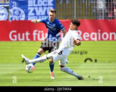 Germania. 16th luglio 2022. Sandhausen, Germania. 16th luglio 2022. Calcio: 2nd Bundesliga, SV Sandhausen - DSC Arminia Bielefeld, Matchday 1, BWT-Stadion am Hardtwald. Chima Okoroji di Sandhausen (r) e Silvan Slidler di Bielefeld lottano per la palla. Credito: Uli Deck/dpa - NOTA IMPORTANTE: In conformità con i requisiti della DFL Deutsche Fußball Liga e della DFB Deutscher Fußball-Bund, è vietato utilizzare o utilizzare fotografie scattate nello stadio e/o della partita sotto forma di immagini in sequenza e/o serie di foto video-simili./dpa/Alamy Live News Credit: dpa Picture Alliance/Alamy Foto Stock