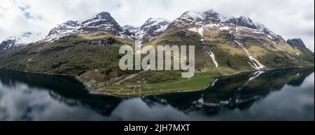 Vista panoramica aerea sul campeggio e sulle montagne innevate del lago Oldevatn, Norvegia. Foto Stock