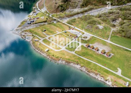 Vista panoramica aerea sul campeggio e sulle montagne innevate del lago Oldevatn, Norvegia. Foto Stock