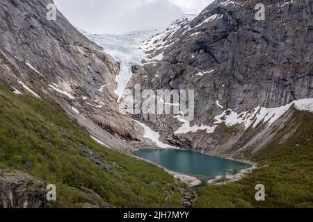 Veduta aerea del ghiacciaio Briksdalsbre, una lingua del ghiacciaio di Jostedalsbre, e del lago del ghiacciaio, Norvegia Foto Stock