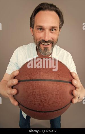 allenamento dei giocatori di basket grizzled. il ragazzo ha motivazione sportiva. sport e hobby. Foto Stock