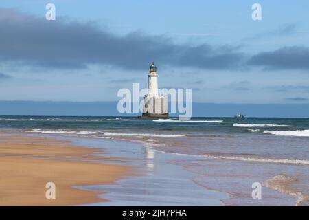 Faro bianco sulla piattaforma in mare Foto Stock