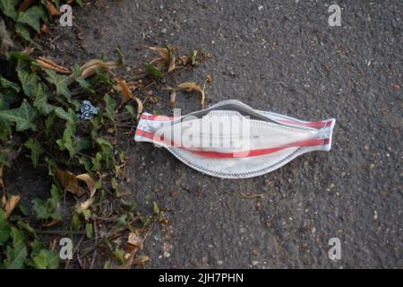 Slough, Regno Unito. 16th luglio 2022. Maschere usate scartate da pazienti al di fuori del Wexham Park Hospital. L'ospedale ha reintrodotto il requisito di indossare maschere per il viso quando si frequenta l'ospedale. Il numero di casi positivi di Covid-19 in tutta l'Inghilterra sta aumentando bruscamente di nuovo e mentre l'ondata di caldo mette a dura prova i servizi di ambulanza più pressione sta esercitando sull'NHS mentre molti membri del personale sono fuori con Covid-19. Credit: Maureen McLean/Alamy Live News Foto Stock