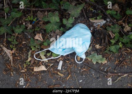 Slough, Regno Unito. 16th luglio 2022. Maschere usate scartate da pazienti al di fuori del Wexham Park Hospital. L'ospedale ha reintrodotto il requisito di indossare maschere per il viso quando si frequenta l'ospedale. Il numero di casi positivi di Covid-19 in tutta l'Inghilterra sta aumentando bruscamente di nuovo e mentre l'ondata di caldo mette a dura prova i servizi di ambulanza più pressione sta esercitando sull'NHS mentre molti membri del personale sono fuori con Covid-19. Credit: Maureen McLean/Alamy Live News Foto Stock