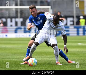 Germania. 16th luglio 2022. Sandhausen, Germania. 16th luglio 2022. Calcio: 2nd Bundesliga, SV Sandhausen - DSC Arminia Bielefeld, Matchday 1, BWT-Stadion am Hardtwald. Christian Kinsombi di Sandhausen (r) e Silvan Slidler di Bielefeld lottano per la palla. Credito: Uli Deck/dpa - NOTA IMPORTANTE: In conformità con i requisiti della DFL Deutsche Fußball Liga e della DFB Deutscher Fußball-Bund, è vietato utilizzare o utilizzare fotografie scattate nello stadio e/o della partita sotto forma di immagini in sequenza e/o serie di foto video-simili./dpa/Alamy Live News Credit: dpa Picture Alliance/A Foto Stock