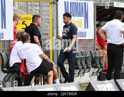 Germania. 16th luglio 2022. Sandhausen, Germania. 16th luglio 2022. L'allenatore Bielefeld Uli Forte lascia la panchina dopo aver mostrato la scheda rossa. Credito: Uli Deck/dpa - NOTA IMPORTANTE: In conformità con i requisiti della DFL Deutsche Fußball Liga e della DFB Deutscher Fußball-Bund, è vietato utilizzare o utilizzare fotografie scattate nello stadio e/o della partita sotto forma di immagini in sequenza e/o serie di foto video-simili./dpa/Alamy Live News Credit: dpa Picture Alliance/Alamy Live News Foto Stock