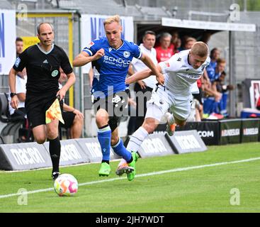 Germania. 16th luglio 2022. Sandhausen, Germania. 16th luglio 2022. Calcio: 2nd Bundesliga, SV Sandhausen - DSC Arminia Bielefeld, Matchday 1, BWT-Stadion am Hardtwald. Aleksandr Zhirov di Sandhausen (r) e Florian Krüger di Bielefeld lottano per la palla. Credito: Uli Deck/dpa - NOTA IMPORTANTE: In conformità con i requisiti della DFL Deutsche Fußball Liga e della DFB Deutscher Fußball-Bund, è vietato utilizzare o utilizzare fotografie scattate nello stadio e/o della partita sotto forma di immagini in sequenza e/o serie di foto video-simili./dpa/Alamy Live News Credit: dpa Picture Alliance/al Foto Stock