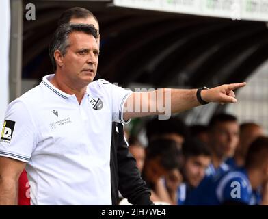 Germania. 16th luglio 2022. Sandhausen, Germania. 16th luglio 2022. Calcio: 2nd Bundesliga, SV Sandhausen - DSC Arminia Bielefeld, Matchday 1, BWT-Stadion am Hardtwald. Pullman Sandhausen Alois Schwartz. Credito: Uli Deck/dpa - NOTA IMPORTANTE: In conformità con i requisiti della DFL Deutsche Fußball Liga e della DFB Deutscher Fußball-Bund, è vietato utilizzare o utilizzare fotografie scattate nello stadio e/o della partita sotto forma di immagini in sequenza e/o serie di foto video-simili./dpa/Alamy Live News Credit: dpa Picture Alliance/Alamy Live News Foto Stock