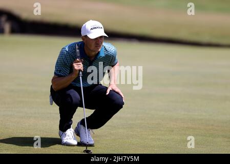 Jordan Spieth degli Stati Uniti allinea un putt sul verde 1st durante il terzo giorno dell'Open at the Old Course, St Andrews. Data foto: Sabato 16 luglio 2022. Foto Stock
