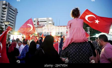 Izmir, Turchia. 15th luglio 2022. Le persone con bandiere turche, alcune con il presidente Erdogan e la bandiera ottomana, hanno partecipato agli eventi del luglio 15 della Giornata per la democrazia e l'unità Nazionale per celebrare il 15 luglio ha sconfitto l'anniversario del colpo di Stato a Piazza Konak. 249 persone sono state martirizzati e quasi 2.200 feriti nel tentativo di colpo di stato sconfitto nel 15th luglio 2016. (Foto di Idil Toffolo/Pacific Press) Credit: Pacific Press Media Production Corp./Alamy Live News Foto Stock