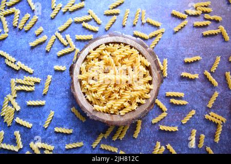 Pasta di Fusilli secca intera cruda Foto Stock